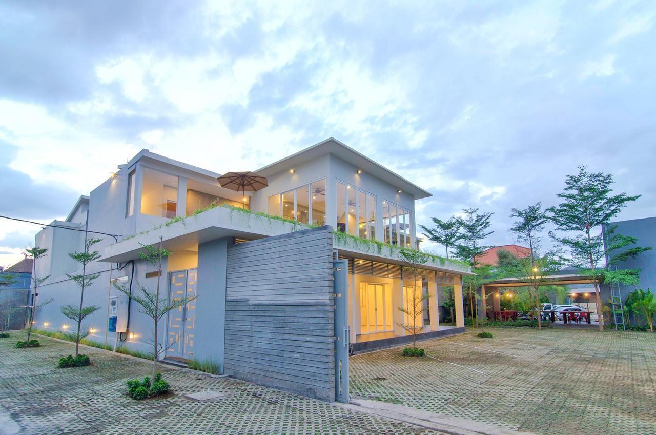 Seruni Guest House Denpasa Buitenkant foto